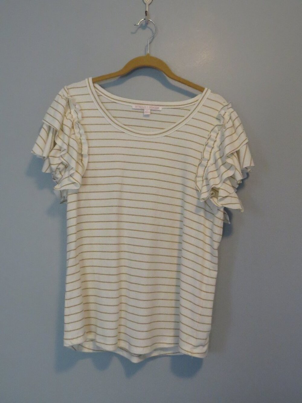 Stella & Ginger Cream & Metallic Gold Stripe Ribbed Ruffle Sleeve Knit Top Sz L